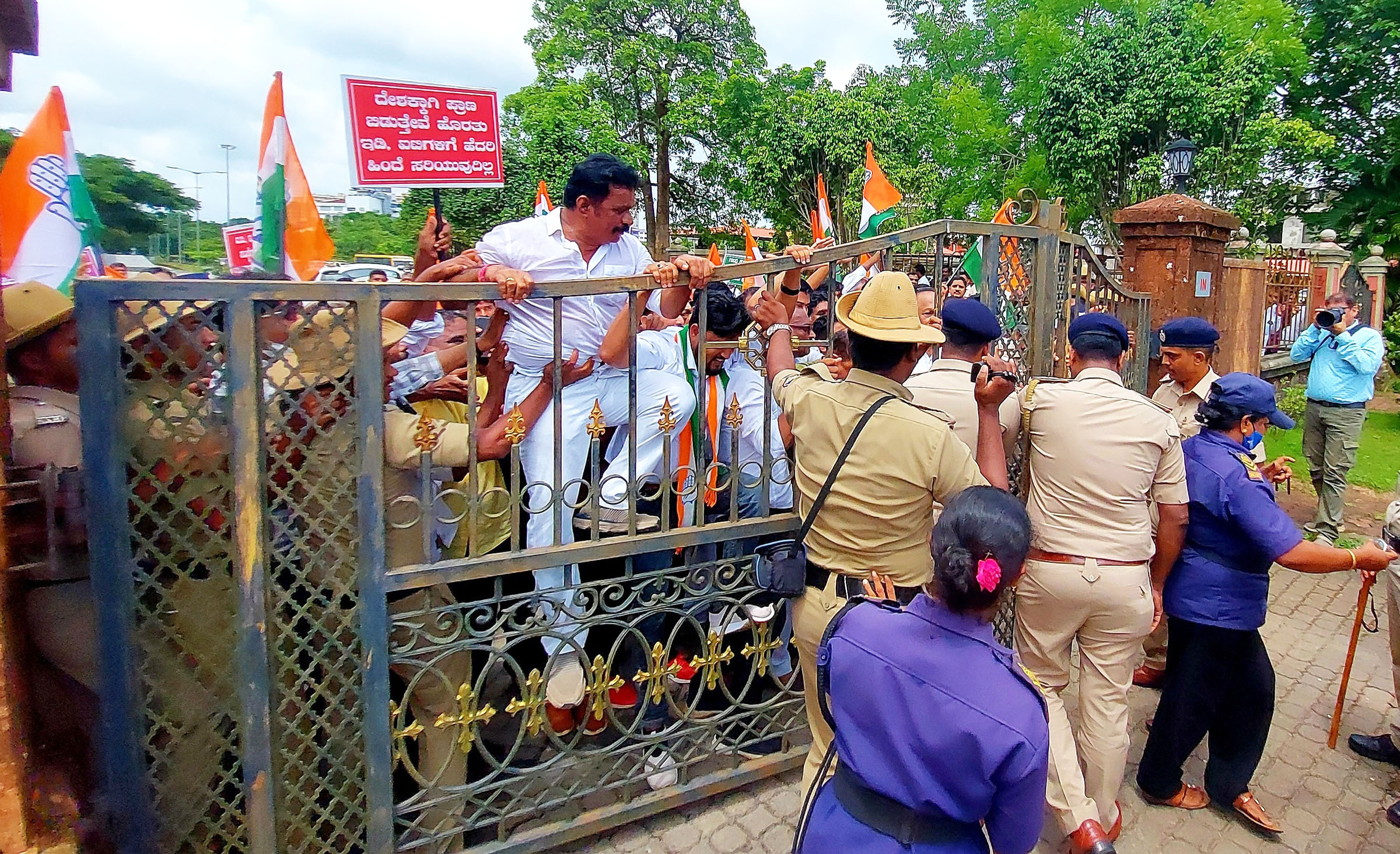 ಉಡುಪಿ ಜಿಲ್ಲಾಧಿಕಾರಿ ಕಚೇರಿ ಮುತ್ತಿಗೆ ಯತ್ನ: ಪೊಲೀಸರಿಂದ ತಡೆ