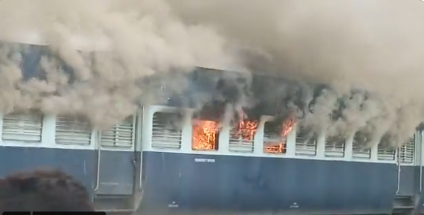 ಅಗ್ನಿಪಥ್‌ ವಿರುದ್ಧ ಹಿಂಸಾತ್ಮಕ ಪ್ರತಿಭಟನೆ: 12 ರೈಲುಗಳಿಗೆ ಬೆಂಕಿ, ಸಾರ್ವಜನಿಕ ಆಸ್ತಿ-ಪಾಸ್ತಿ ನಷ್ಟ