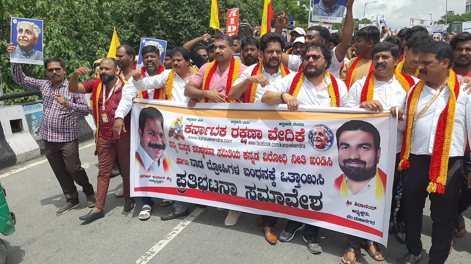 VIDEO- ಚಕ್ರತೀರ್ಥ ಸಮಿತಿಯ ಪಠ್ಯ ಪರಿಷ್ಕರಣೆ ವಿರುದ್ಧ ಬೆಂಗಳೂರಿನಲ್ಲಿ ಬೃಹತ್ ಪ್ರತಿಭಟನಾ ಜಾಥಾ ಪ್ರಾರಂಭ