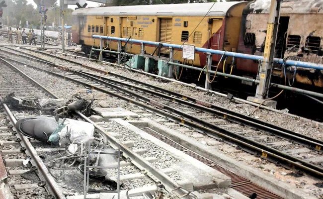 ಮುಂದುವರಿದ ‘ಅಗ್ನಿಪಥ್’ ಪ್ರತಿಭಟನೆ: ಬಿಹಾರದಲ್ಲಿ ರೈಲು ಸೇವೆಗಳು ಸ್ಥಗಿತ  ಕೇರಳಕ್ಕೂ ವ್ಯಾಪಿಸಿದ ಯುವಜನರ ಆಕ್ರೋಶ