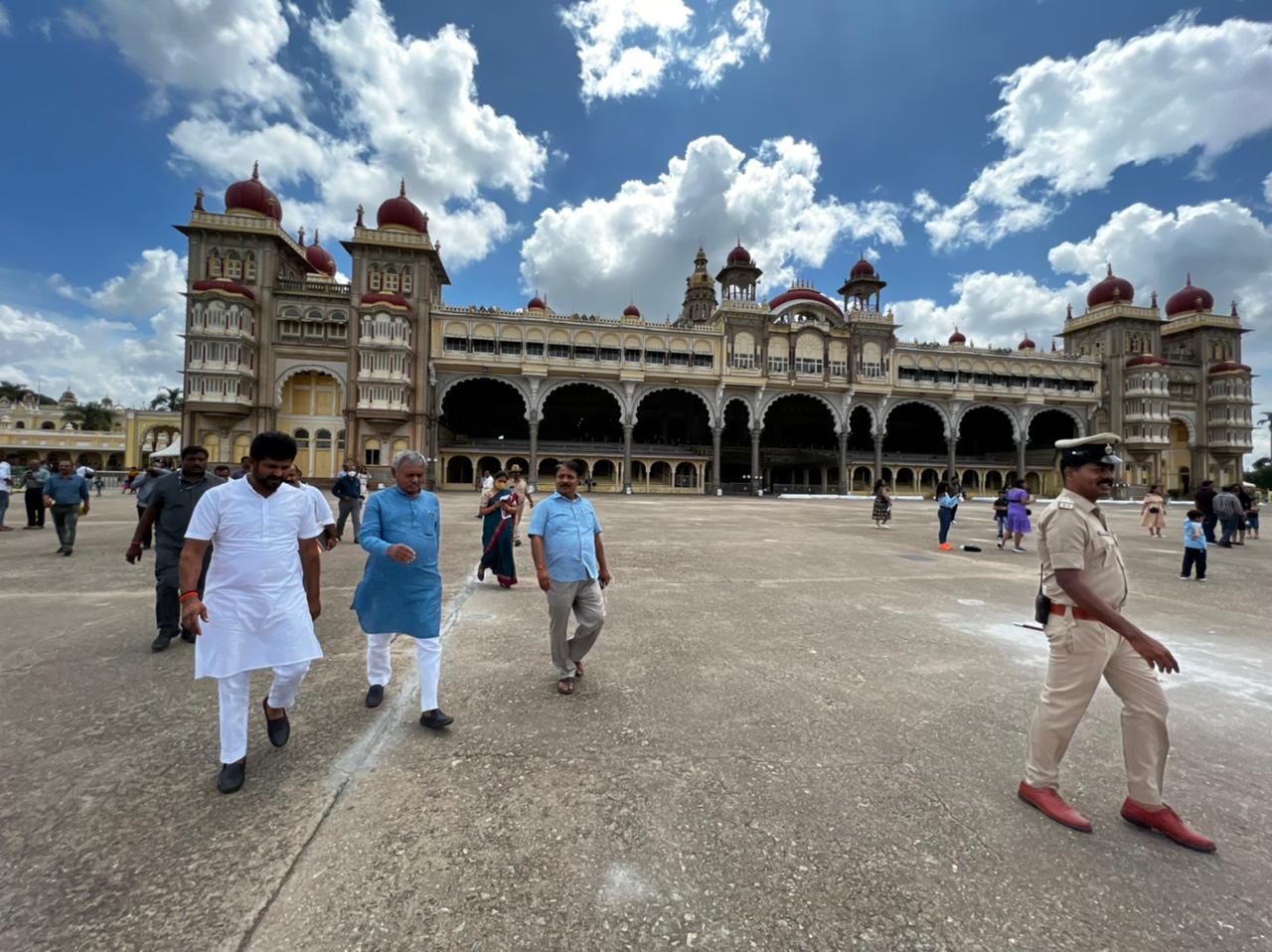 ಮೈಸೂರು; ಯೋಗ ದಿನಾಚರಣೆಯ ವೇದಿಕೆ ಕಾರ್ಯಕ್ರಮದಲ್ಲಿ ರಾಜವಂಶಸ್ಥರಿಗೆ ಅವಕಾಶ