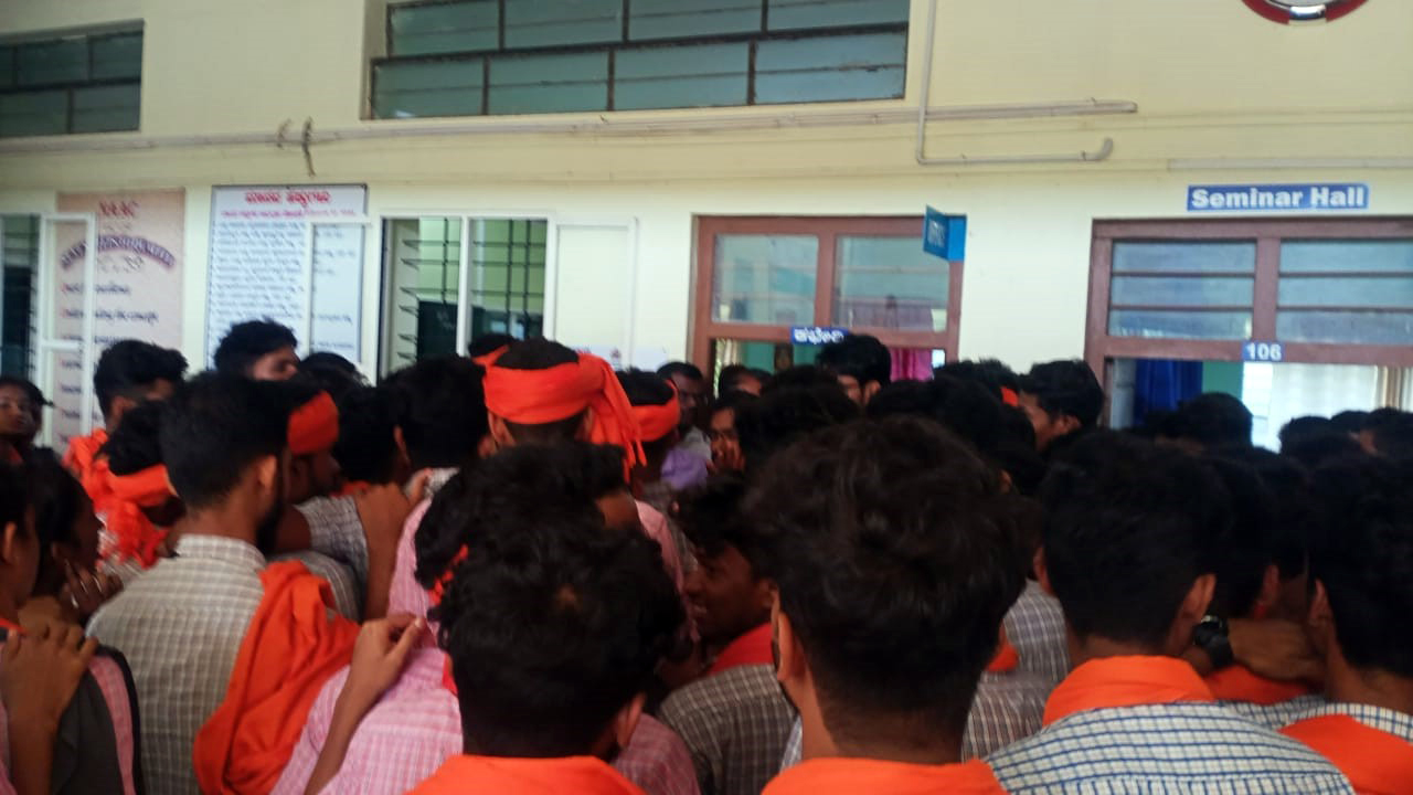 ಉಪ್ಪಿನಂಗಡಿ: ಪ್ರಥಮ ದರ್ಜೆ ಕಾಲೇಜಿನಲ್ಲಿ ಕೇಸರಿ ಶಾಲು ಧರಿಸಿ ಬಂದ ವಿದ್ಯಾರ್ಥಿಗಳು