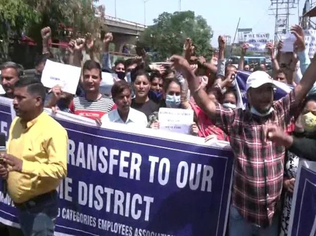ಜಮ್ಮು: ಸರಣಿ ಹತ್ಯೆಗಳಿಂದ ಭಯಭೀತಗೊಂಡ ಸರಕಾರಿ ಉದ್ಯೋಗಿಗಳ ಜಾಥಾ, ವರ್ಗಾವಣೆಗೆ ಆಗ್ರಹ
