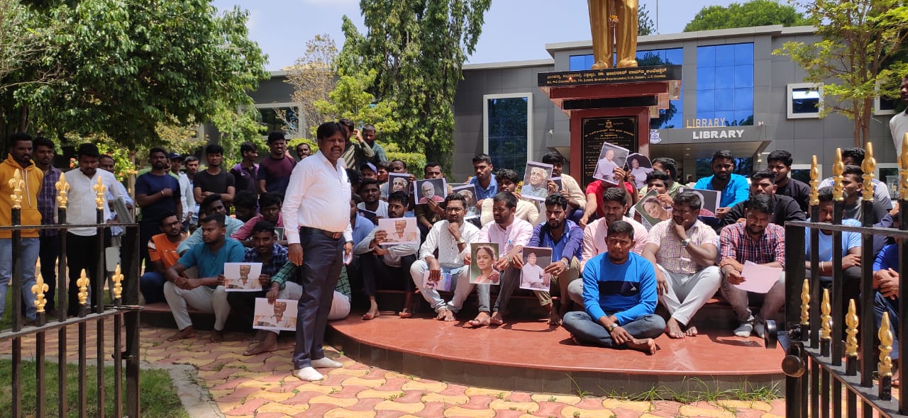 ರೋಹಿತ್ ಚಕ್ರತೀರ್ಥ ವಜಾಕ್ಕೆ ಆಗ್ರಹಿಸಿ ಮೈಸೂರು ವಿವಿ ಸಂಶೋಧಕರ ಸಂಘದಿಂದ ಪ್ರತಿಭಟನೆ