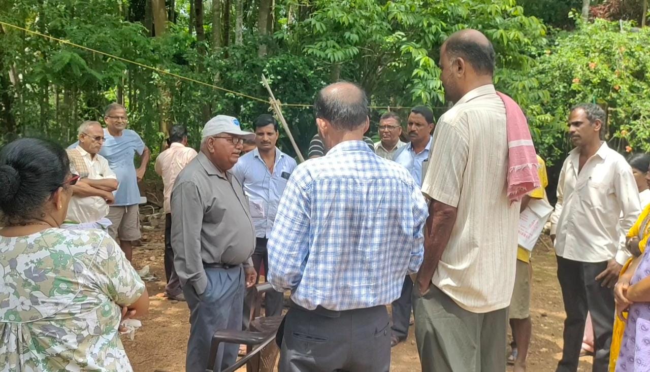 ಬಳ್ಕುಂಜೆ: ಸರ್ವೇಗೆ ಬಂದ ಅಧಿಕಾರಿಗಳಿಗೆ ಮುತ್ತಿಗೆ ಹಾಕಿ ಹಿಂದೆ ಕಳುಹಿಸಿದ ಗ್ರಾಮಸ್ಥರು
