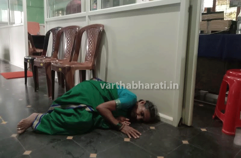 ಶಿವಮೊಗ್ಗ: ಪಿಂಚಣಿಗಾಗಿ ಕಾದು ಕಛೇರಿ ಮುಂದೆಯೇ ಕುಸಿದು ಬಿದ್ದ ವೃದ್ಧೆ