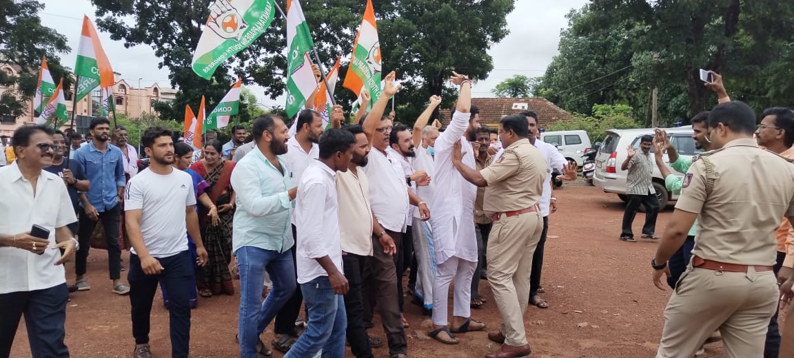 ಮೂಡುಬಿದಿರೆಯಲ್ಲಿ ಬ್ಲಾಕ್ ಕಾಂಗ್ರೆಸ್ನಿಂದ ಪ್ರತಿಭಟನೆ: ಕಾರ್ಯಕರ್ತರ ಬಂಧನ, ಬಿಡುಗಡೆ ಮೂಡುಬಿದಿರೆಯಲ್ಲಿ ಬ್ಲಾಕ್ ಕಾಂಗ್ರೆಸ್ನಿಂದ ಪ್ರತಿಭಟನೆ: ಕಾರ್ಯಕರ್ತರ ಬಂಧನ, ಬಿಡುಗಡೆ