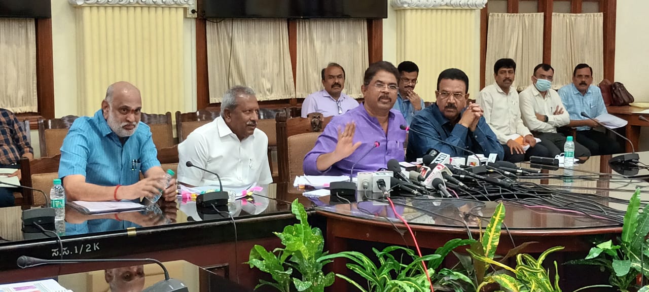 ಸಂಸ್ಕೃತಿ, ಪರಂಪರೆ ಕಡೆಗಣಿಸಿದ್ದ ಪಠ್ಯ ಮರುಪರಿಷ್ಕರಣೆ ತಪ್ಪೇನು: ಸಚಿವ ಆರ್.ಅಶೋಕ್ ಪ್ರಶ್ನೆ