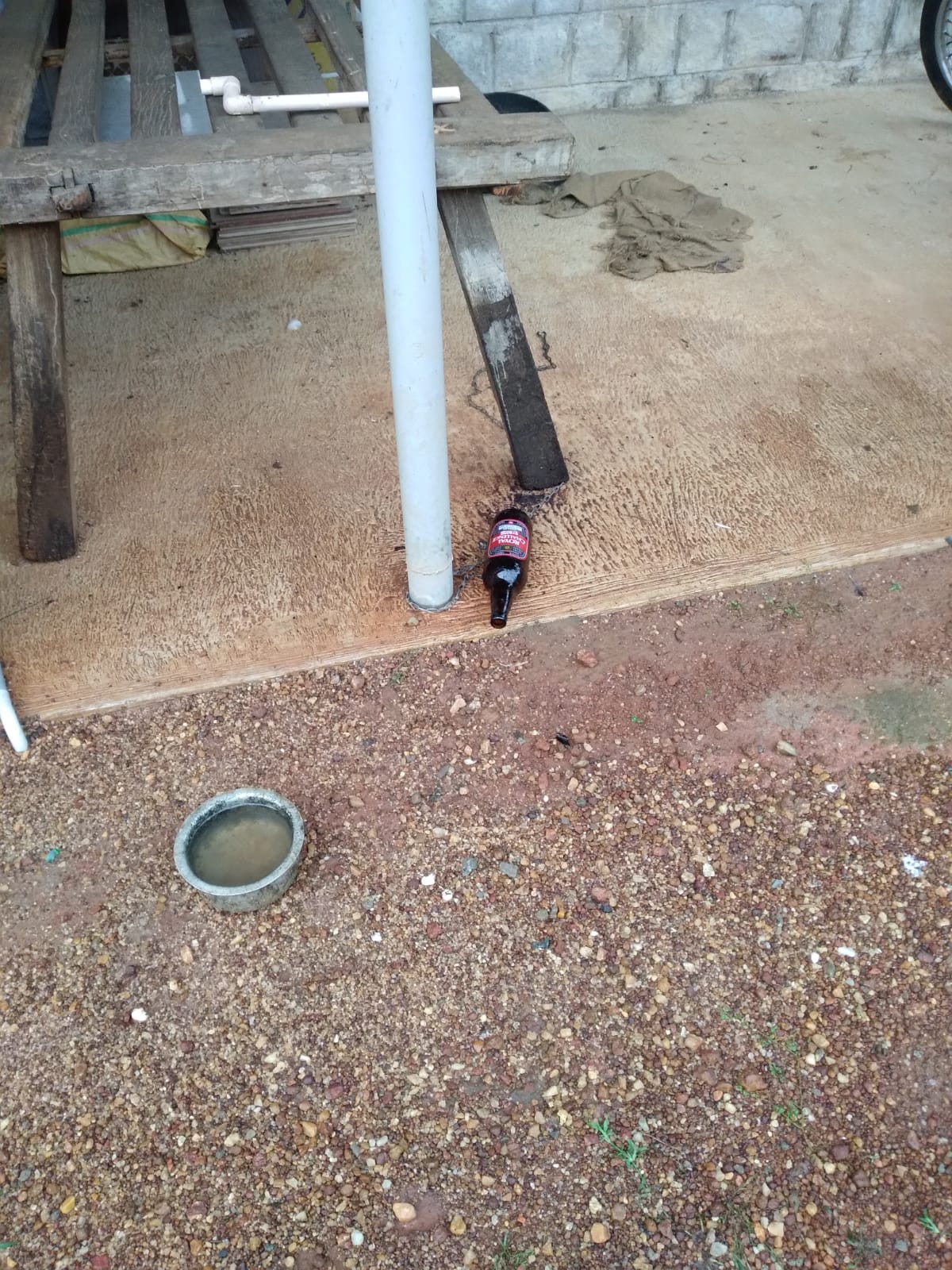 ಹಿರಿಯಡ್ಕ; ಕಾಂಗ್ರೆಸ್ ಮುಖಂಡನ ಮನೆ ಮೇಲೆ ದುಷ್ಕರ್ಮಿಗಳಿಂದ ಬಾಟಲಿ ಎಸೆತ: ದೂರು