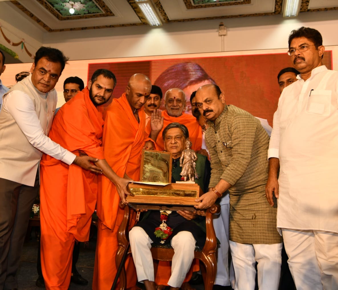 ಮಾಜಿ ಸಿಎಂ ಎಸ್ ಎಂ ಕೃಷ್ಣ ಸೇರಿ ಮೂವರಿಗೆ ನಾಡಪ್ರಭು ಕೆಂಪೇಗೌಡ ಪ್ರಶಸ್ತಿ ಪ್ರದಾನ