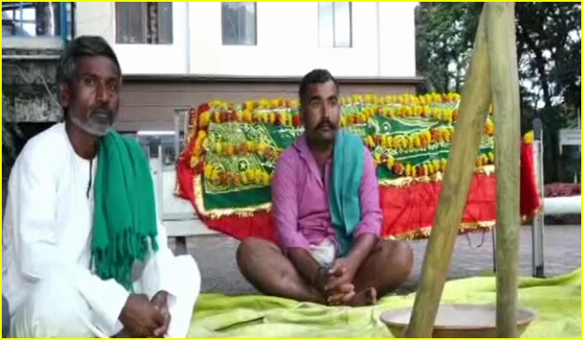 ಸ್ಮಶಾನಕ್ಕೆ ರಸ್ತೆ ನಿರ್ಮಿಸುವಂತೆ ಒತ್ತಾಯ; ಬೆಳಗಾವಿ ಡಿಸಿ ಕಚೇರಿ ಎದುರು ಶವವಿಟ್ಟು ಹಿಂದೂ-ಮುಸ್ಲಿಮರ ಧರಣಿ