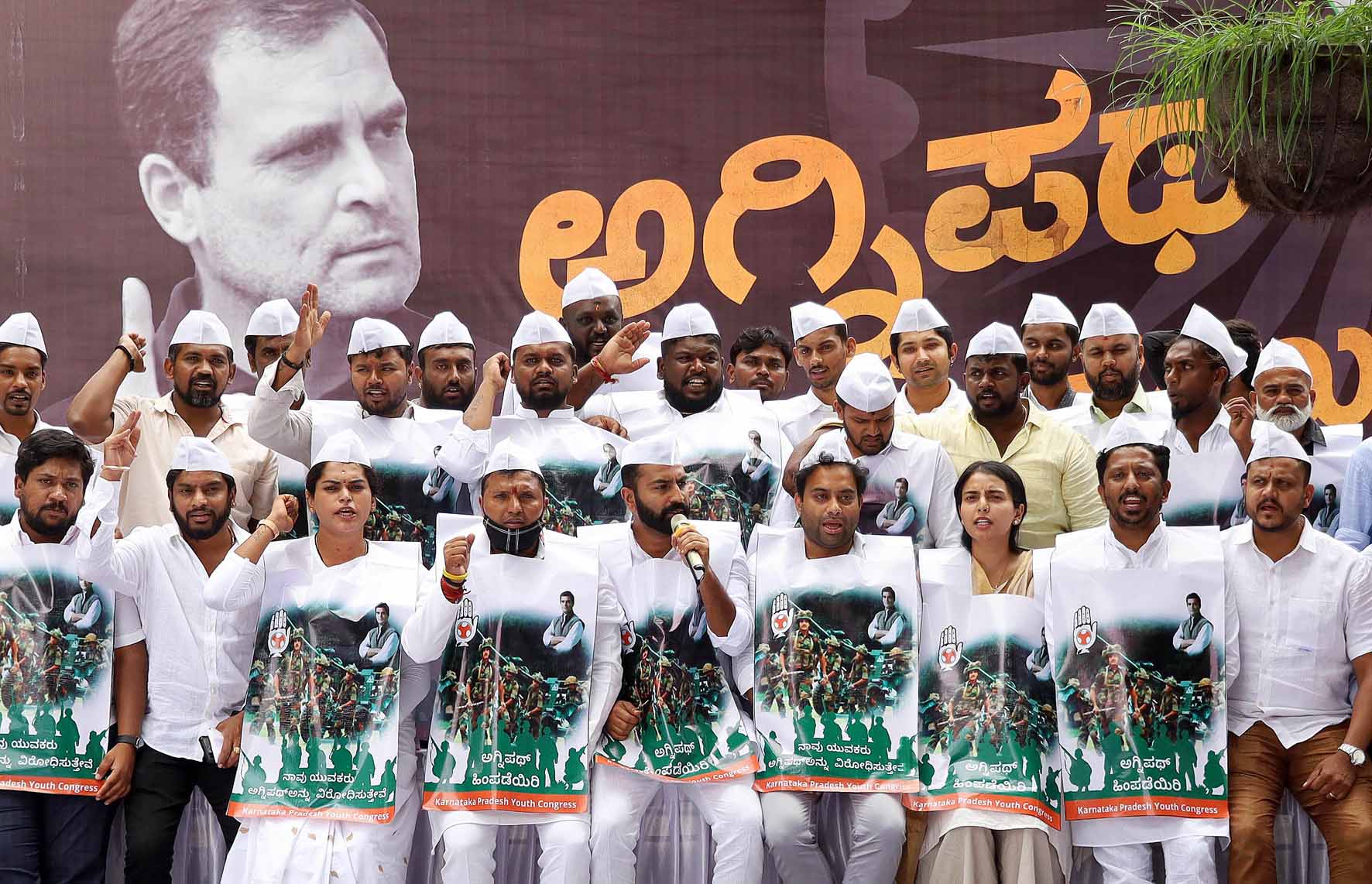 ಮುಂದುವರಿದ ಪ್ರತಿಭಟನೆ; ಅಗ್ನಿಪಥ್ ಯೋಜನೆ ಹಿಂಪಡೆಯಲು ಪಟ್ಟು