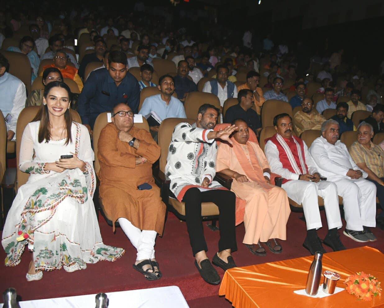 ಅಕ್ಷಯ್ ಕುಮಾರ್ ಅವರೊಂದಿಗೆ ಸಿನೆಮಾ ವೀಕ್ಷಿಸಿದ ಆದಿತ್ಯನಾಥ್: ಅಖಿಲೇಶ್ ವ್ಯಂಗ್ಯ