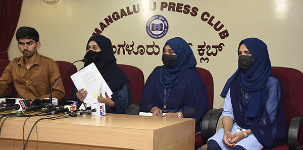 ರಾತ್ರೋರಾತ್ರಿ ನೋಟ್ ಬ್ಯಾನ್ ಮಾಡಿದ ಹಾಗೆ ಹಿಜಾಬ್ ಬ್ಯಾನ್ ಮಾಡಿದ್ದಾರೆ: ಮಂಗಳೂರು  ವಿವಿ ಕಾಲೇಜು ವಿದ್ಯಾರ್ಥಿಗಳು