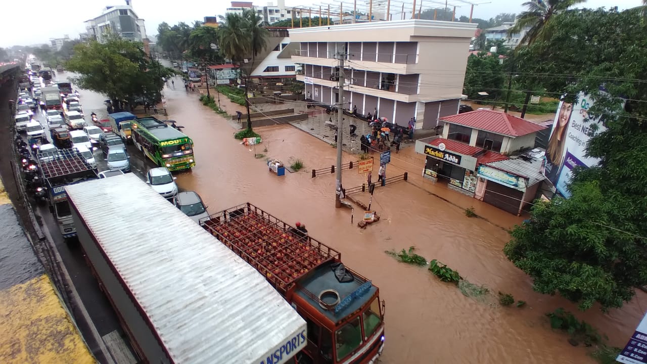 ಮಂಗಳೂರು | ಭಾರೀ ಮಳೆ: ಅಲ್ಲಲ್ಲಿ ರಸ್ತೆಗಳು ಜಲಾವೃತ, ತಡೆಗೋಡೆ ಕುಸಿತ