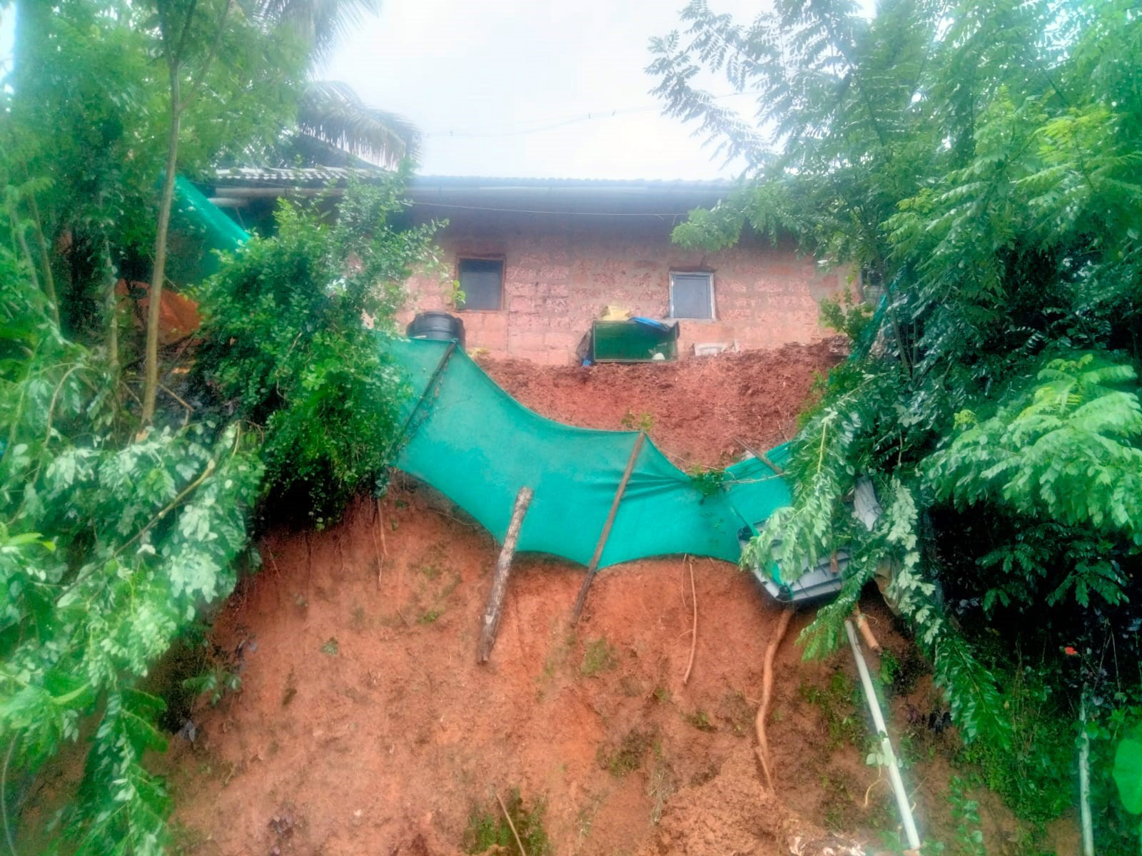 ಮಂಜನಾಡಿ | ಗುಡ್ಡ ಕುಸಿತ: ಅಪಾಯದಲ್ಲಿ ಮನೆ