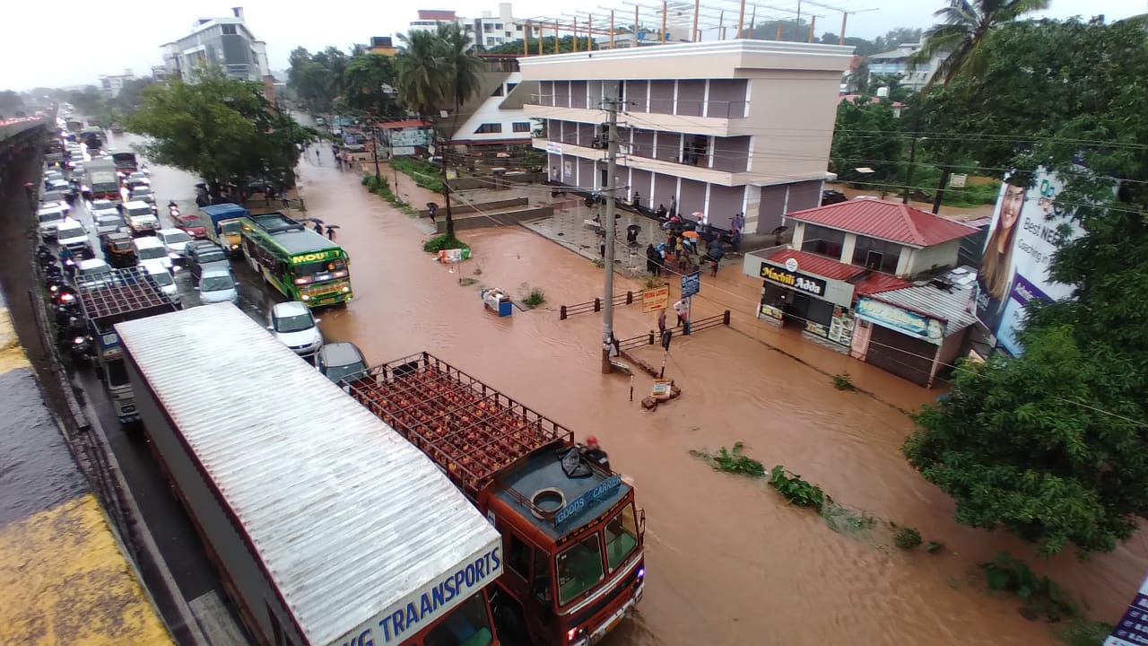 ಮಂಗಳೂರು | ಜನಸಾಮಾನ್ಯರನ್ನು ಕಂಗೆಡಿಸಿದ ಕೃತಕ ನೆರೆ