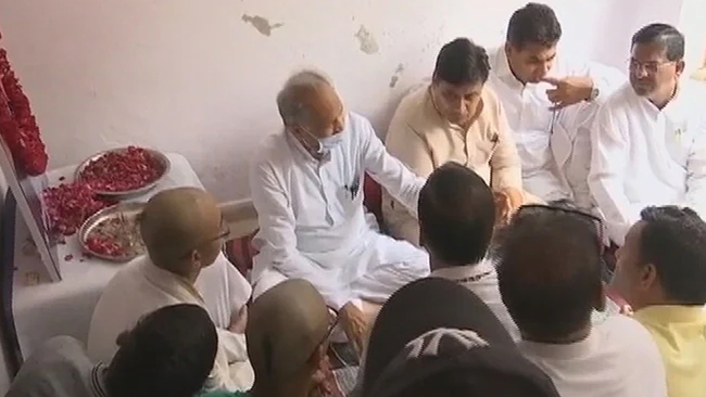 ಕನ್ನಯ್ಯಾಲಾಲ್ ಕುಟುಂಬವನ್ನು ಭೇಟಿ ಮಾಡಿ 51 ಲಕ್ಷ ರೂ.ಪರಿಹಾರ ನೀಡಿದ ರಾಜಸ್ಥಾನ ಸಿಎಂ ಅಶೋಕ್ ಗೆಹ್ಲೋಟ್