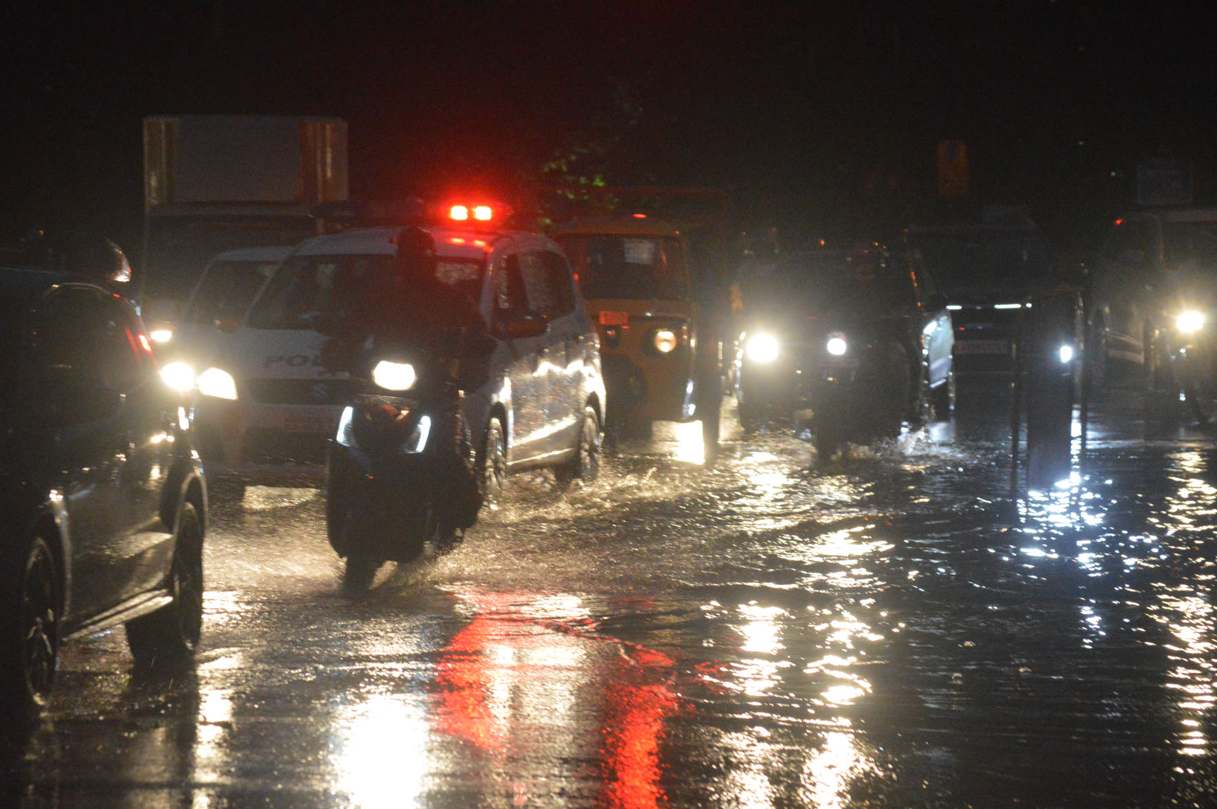 ಬೆಂಗಳೂರಿನ ಹಲವೆಡೆ ಮಳೆ: ಅಲ್ಲಲ್ಲಿ ರಸ್ತೆಗಳು ಜಲಾವೃತ