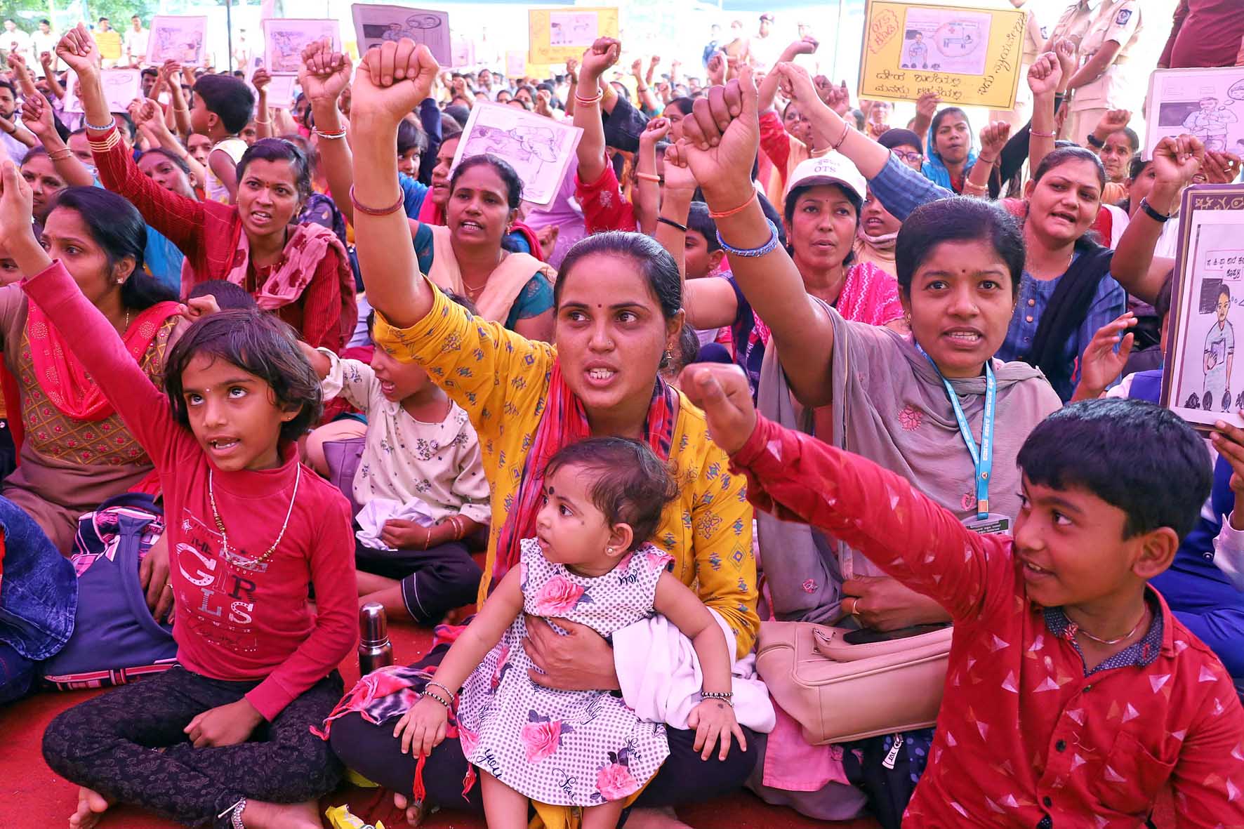 VIDEO- ನಮ್ಮ ಜಿಲ್ಲೆಯೊಳಗೇ ನಮಗೆ ವರ್ಗಾವಣೆ ಕೊಡಿ: ಸರಕಾರಿ ಶಾಲೆಗಳ ಶಿಕ್ಷಕಿಯರ ಪ್ರತಿಭಟನೆ