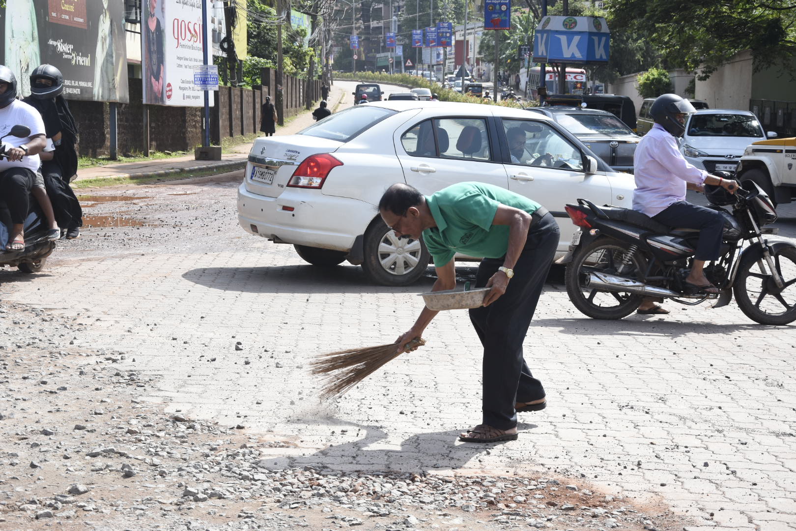 ಮಂಗಳೂರು ಸ್ಮಾರ್ಟ್ ಸಿಟಿ ಕಾಮಗಾರಿಯಿಂದ ಜನರಿಗೆ ಸಂಕಷ್ಟ: ಪೊರಕೆ ಹಿಡಿದ  ಸಾಮಾಜಿಕ ಕಾರ್ಯಕರ್ತ ಜೆರಾರ್ಡ್ ಟವರ್ಸ್