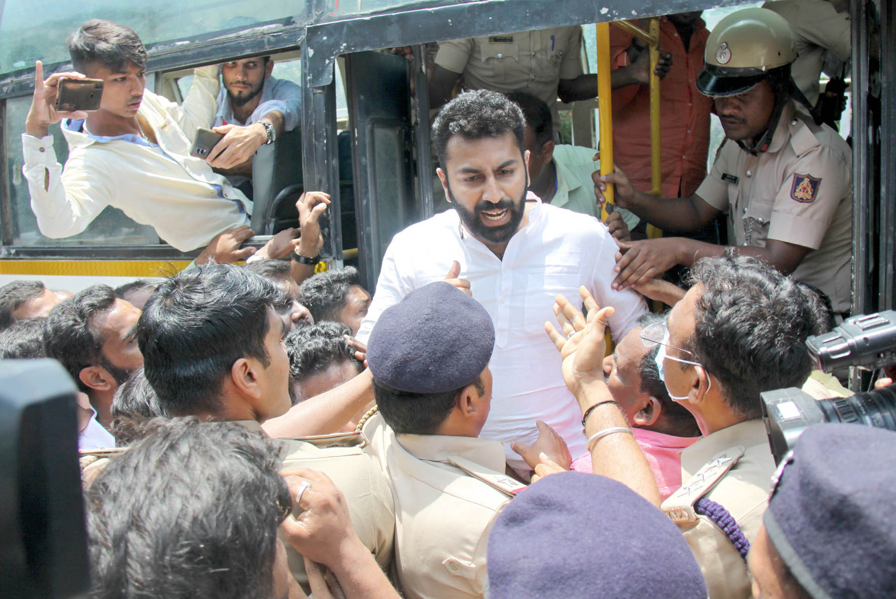 ಬೆಂಗಳೂರು | ಕೀರ್ತಿಗಣೇಶ್ ಬಂಧನ ವಿರೋಧಿಸಿ ಪ್ರತಿಭಟನೆ; ಯುವಕಾಂಗ್ರೆಸ್ ಕಾರ್ಯಕರ್ತರು ವಶಕ್ಕೆ