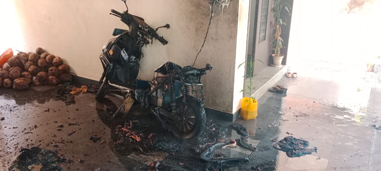 ಮಂಗಳೂರು : ಚಾರ್ಜ್‌ಗೆ ಇಟ್ಟಿದ್ದ ಇಲೆಕ್ಟ್ರಿಕಲ್ ಸ್ಕೂಟರ್‌ಗೆ ಬೆಂಕಿ