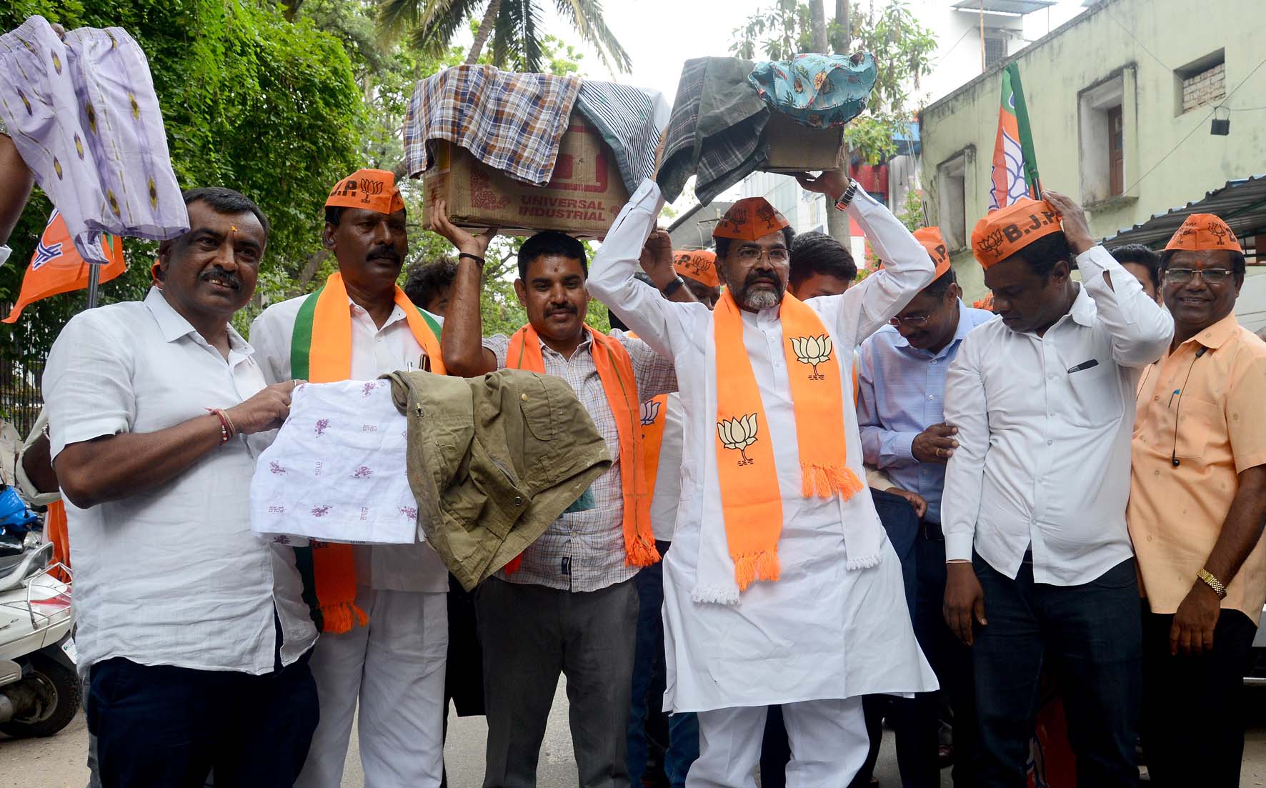 VIDEO- ಚಡ್ಡಿ ತಲೆ ಮೇಲಿಟ್ಟುಕೊಂಡು ಸಿದ್ದರಾಮಯ್ಯ ನಿವಾಸಕ್ಕೆ ಮುತ್ತಿಗೆಗೆ ಯತ್ನಿಸಿದ ಬಿಜೆಪಿಗರು ಪೊಲೀಸ್ ವಶ