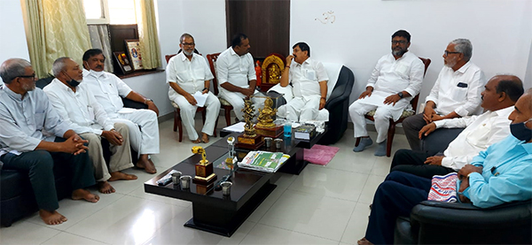 ಗೃಹ ಸಚಿವ ಆರಗ ಜ್ಞಾನೇಂದ್ರರನ್ನು ಭೇಟಿಯಾದ ಯು.ಟಿ. ಖಾದರ್‌ ನೇತೃತ್ವದ ತಂಡ