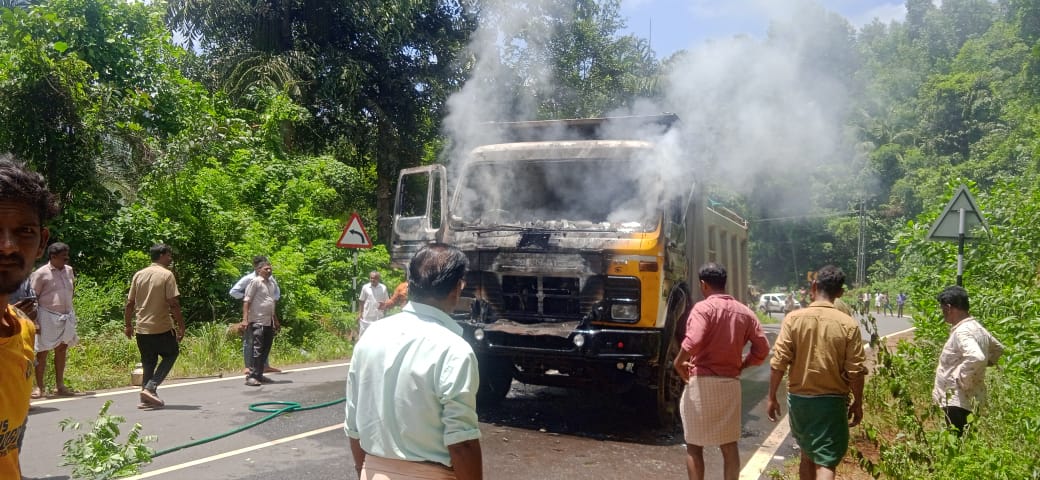 ಕಾಸರಗೋಡು : ಚಲಿಸುತ್ತಿದ್ದ ಲಾರಿ ಅಗ್ನಿಗಾಹುತಿ