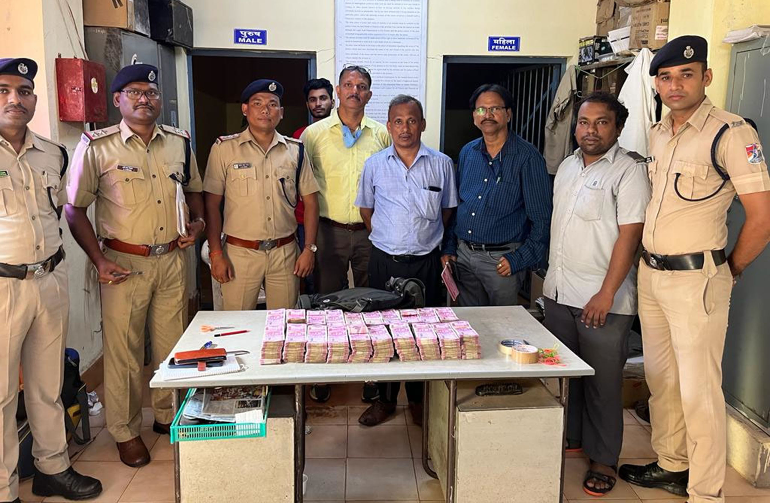 ಮುಂಬೈಯಿಂದ ಮಂಗಳೂರಿಗೆ ಟಿಕೆಟ್ ರಹಿತ ಪ್ರಯಾಣಿಕನಿಂದ ದಾಖಲೆ ಇಲ್ಲದ 2 ಕೋಟಿ ರೂ. ನಗದು ವಶ