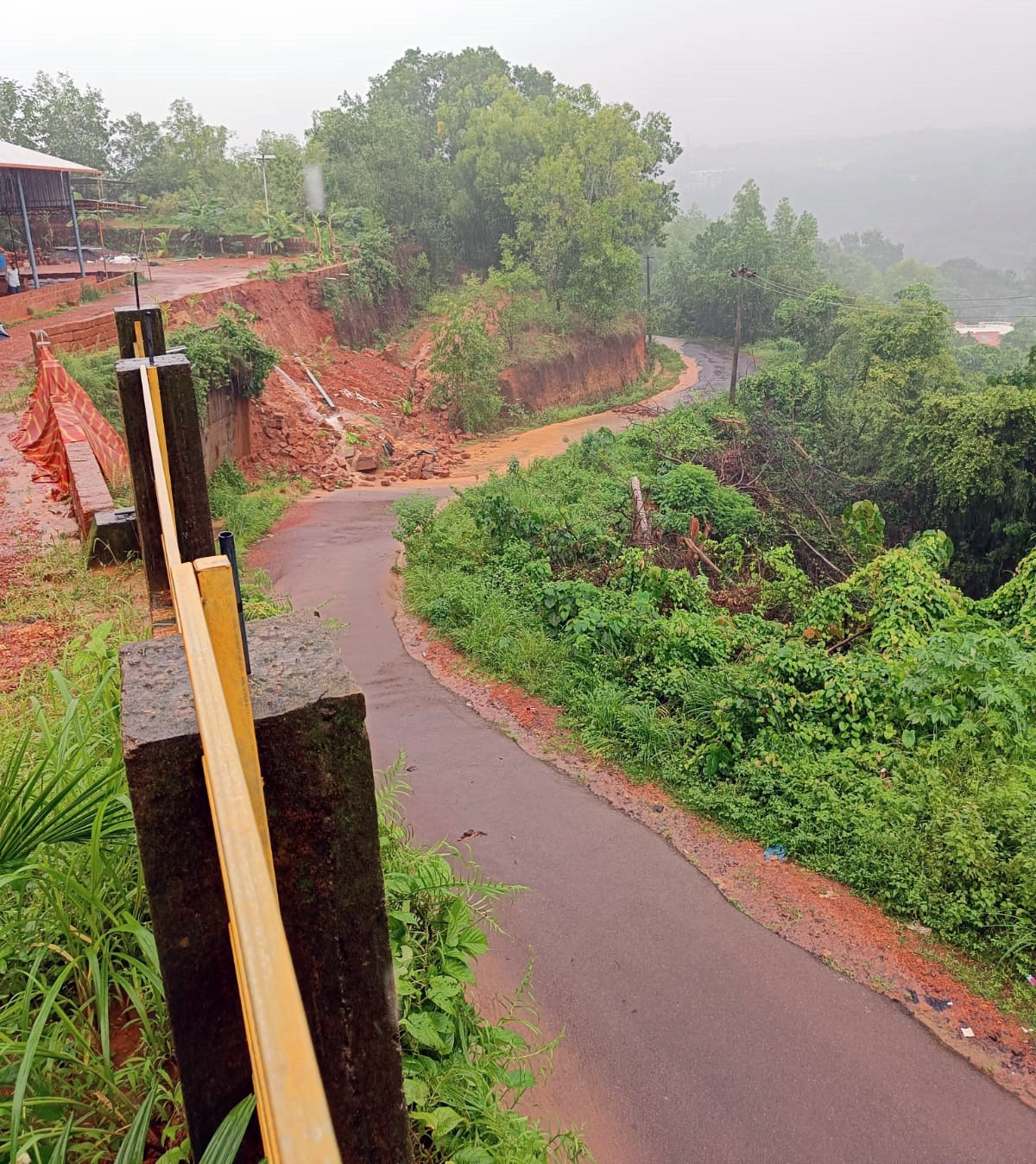 ರಸ್ತೆಗೆ ಕುಸಿದ ದರೆ, ಆವರಣ ಗೋಡೆ: ಮೊಂಟೆಪದವು- ನಡುಪದವು ರಸ್ತೆ ಬಂದ್