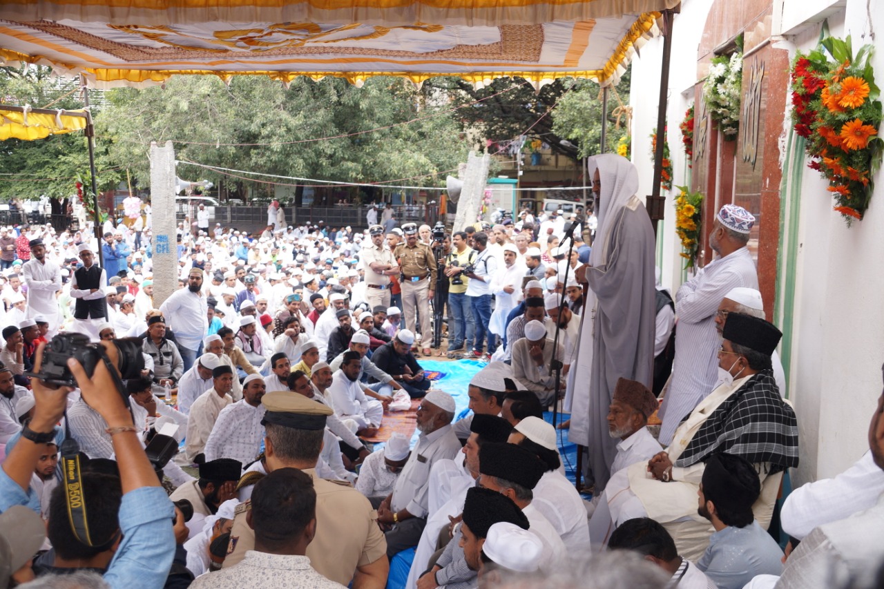 ಚಾಮರಾಜಪೇಟೆ: ಬಕ್ರೀದ್ ಸಾಮೂಹಿಕ ಪ್ರಾರ್ಥನೆಯಲ್ಲಿ ಸಿದ್ದರಾಮಯ್ಯ ಭಾಗಿ, ಶುಭ ಹಾರೈಕೆ