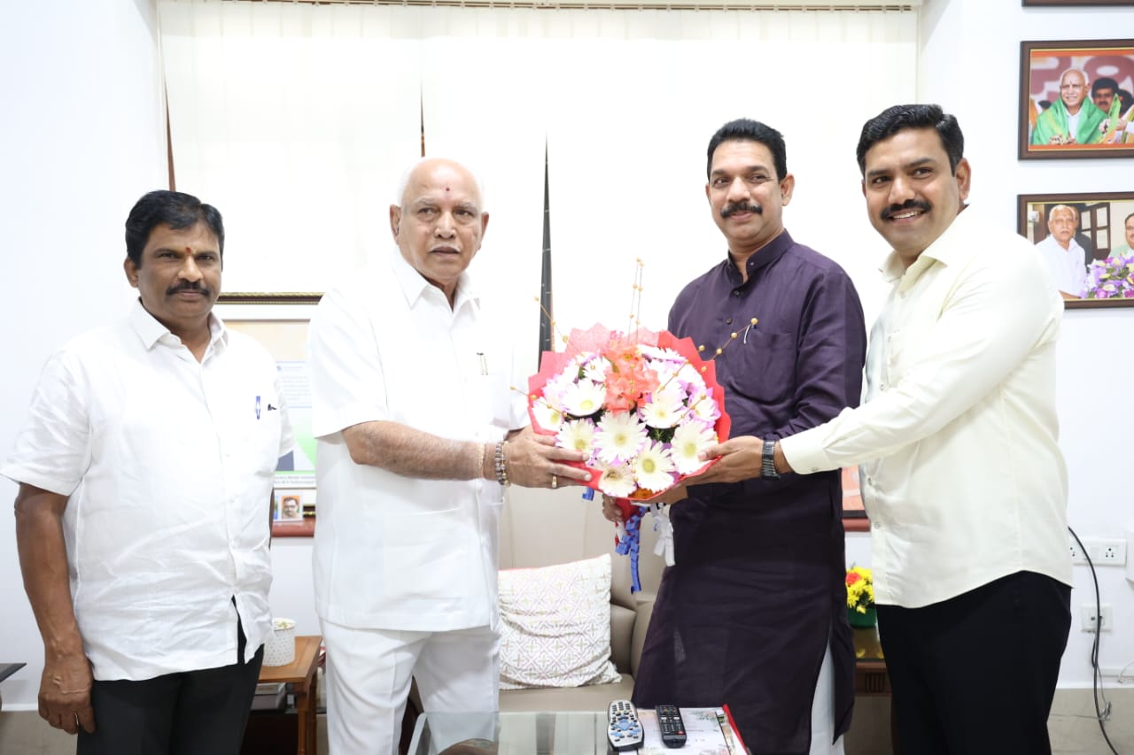 ಯಡಿಯೂರಪ್ಪ ಅವರನ್ನು ಭೇಟಿ ಮಾಡಿದ ನಳಿನ್ ಕುಮಾರ್ ಕಟೀಲ್, ರಾಜಕೀಯ ವಿಚಾರ ಚರ್ಚೆ