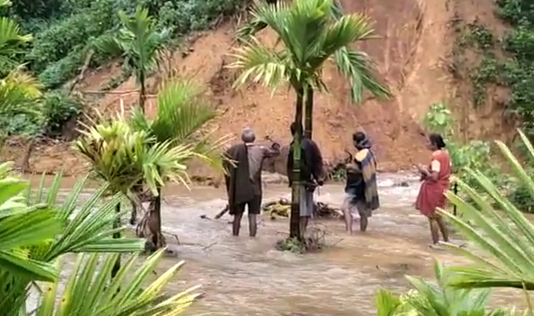 ಧಾರಾಕಾರ ಮಳೆ: ಮಲೆನಾಡು ಭಾಗದಲ್ಲಿ ಗುಡ್ಡ ಕುಸಿತ