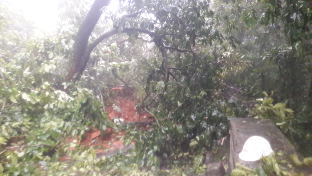 ಆಗುಂಬೆ ಘಾಟಿಯಲ್ಲಿ ಗುಡ್ಡ ಕುಸಿತ: ವಾಹನ ಸಂಚಾರಕ್ಕೆ ಪರ್ಯಾಯ ಮಾರ್ಗ ವ್ಯವಸ್ಥೆ