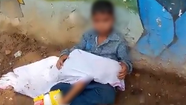 ಆಂಬುಲೆನ್ಸ್ ಸಿಗದೆ ತಮ್ಮನ ಶವ ಮಡಿಲಲ್ಲಿಟ್ಟುಕೊಂಡು ಬೀದಿ ಬದಿ ಕೂತ 8 ವರ್ಷದ ದಲಿತ ಬಾಲಕ