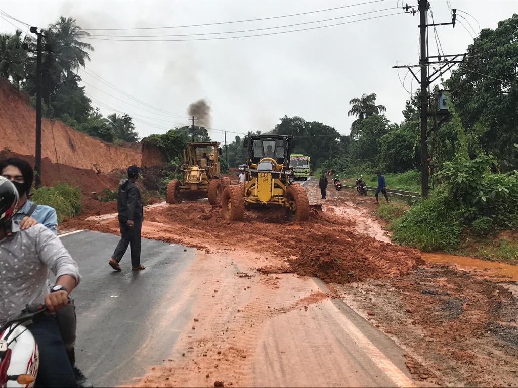 ಸೂರಿಕುಮೇರಿನಲ್ಲಿ ಗುಡ್ಡ ಕುಸಿತ: ರಾಷ್ಟ್ರೀಯ ಹೆದ್ದಾರಿಯಲ್ಲಿ ಸಂಚಾರ ಅಸ್ತವ್ಯಸ್ತ