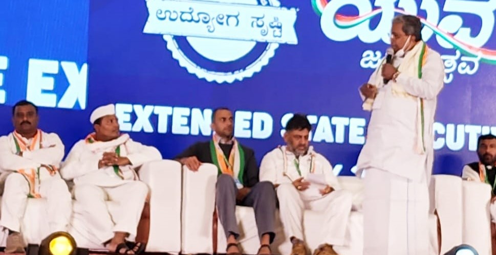 ಯುವ ಜನರು ರಾಜಕೀಯ, ಆರ್ಥಿಕ, ಸಾಮಾಜಿಕ ಕ್ಷೇತ್ರಗಳಲ್ಲಿ ಬದಲಾವಣೆ ತರುವ ಶಕ್ತಿ ಹೊಂದಿದ್ದಾರೆ: ಸಿದ್ದರಾಮಯ್ಯ ಯುವ ಜನರು ರಾಜಕೀಯ, ಆರ್ಥಿಕ, ಸಾಮಾಜಿಕ ಕ್ಷೇತ್ರಗಳಲ್ಲಿ ಬದಲಾವಣೆ ತರುವ ಶಕ್ತಿ ಹೊಂದಿದ್ದಾರೆ: ಸಿದ್ದರಾಮಯ್ಯ