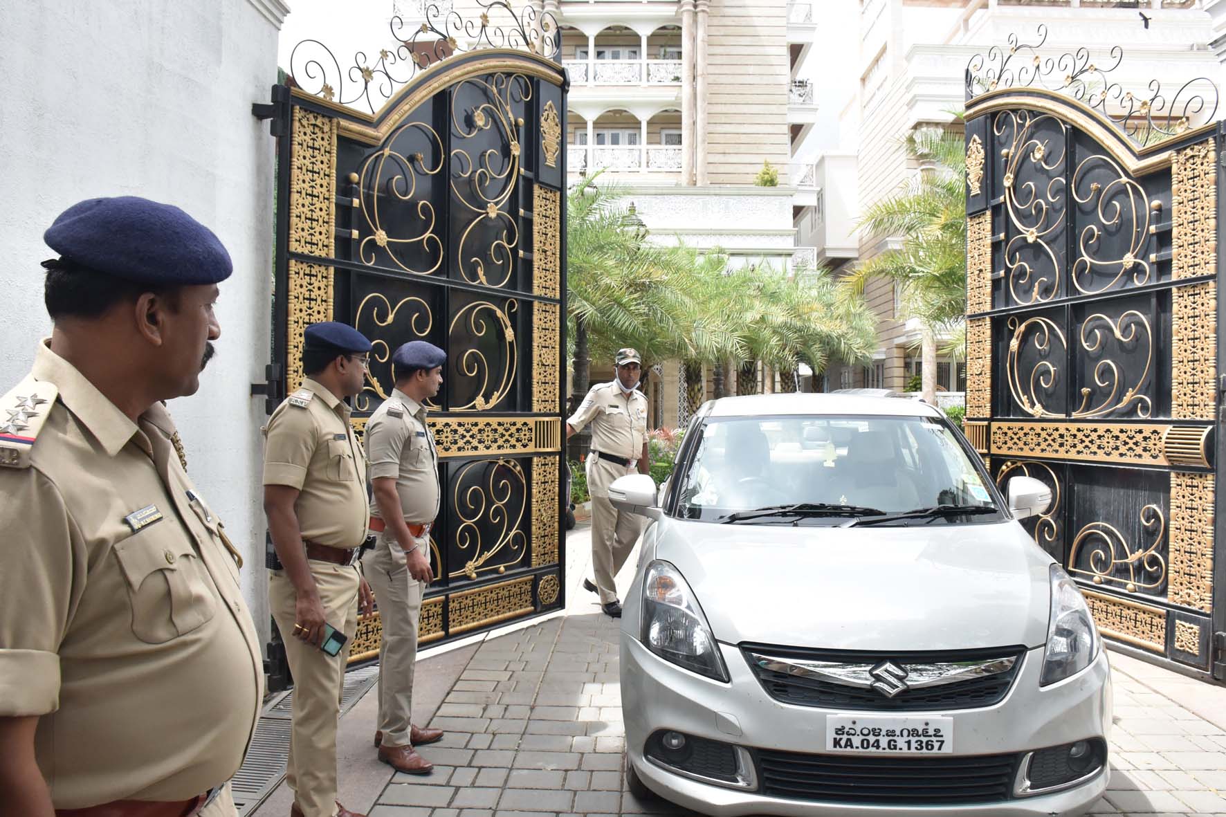 ಝಮೀರ್ ಅಹ್ಮದ್ ನಿವಾಸದ ಮೇಲೆ ಎಸಿಬಿ ದಾಳಿ ಪ್ರಕರಣ: ದಾಖಲೆ ಸಲ್ಲಿಕೆಗೆ ಸೂಚನೆ