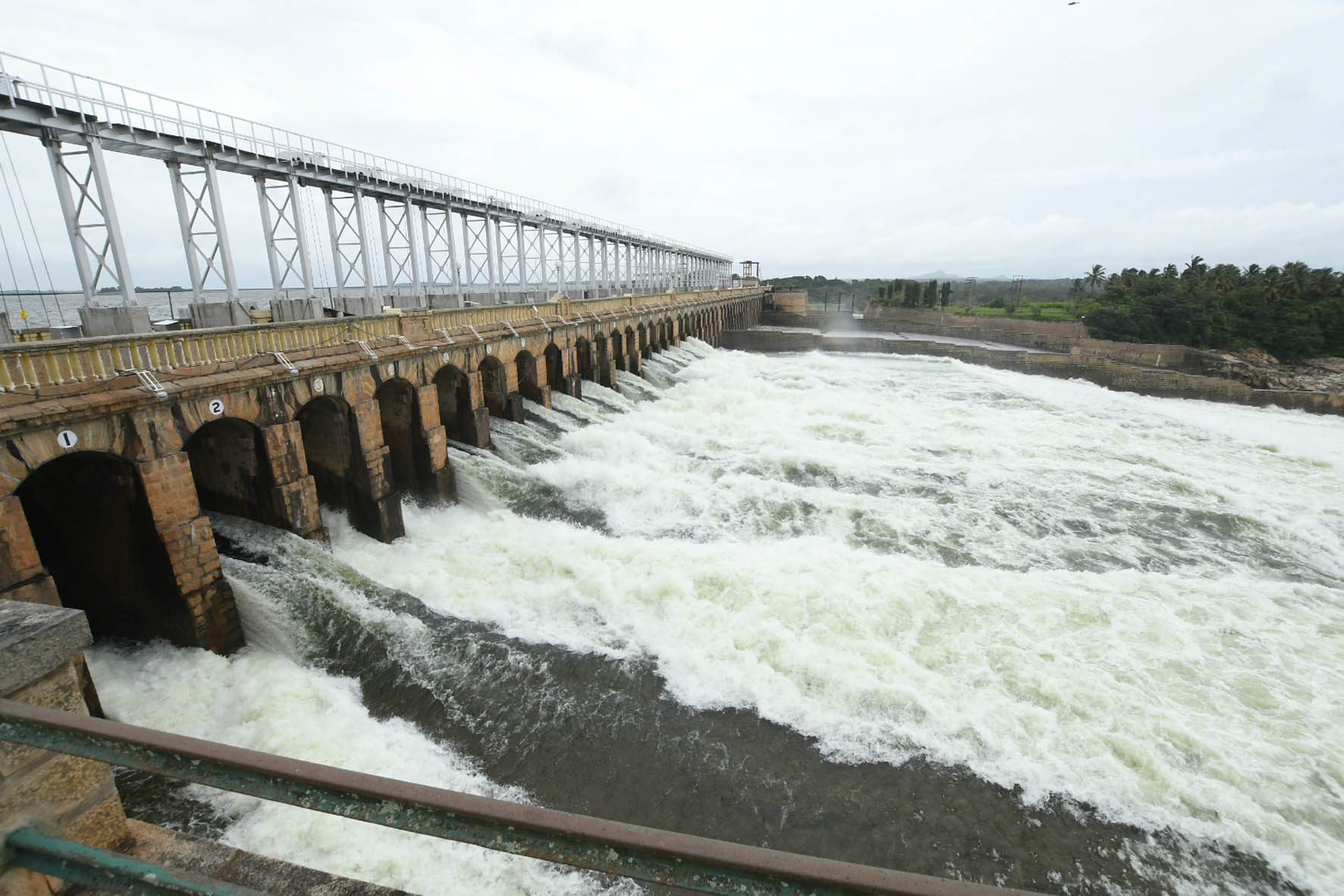 ಕೆಆರ್ ಎಸ್‍ನಿಂದ 75,000 ಕ್ಯೂಸೆಕ್ ನೀರು ಬಿಡುಗಡೆ: ಕಾವೇರಿ ನದಿಯಲ್ಲಿ ಪ್ರವಾಹ ಭೀತಿ