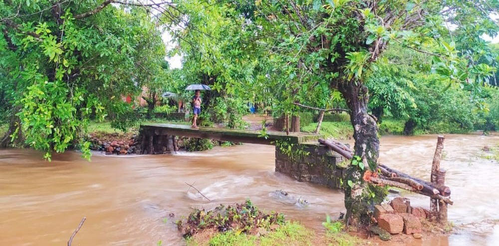 ಬೈಂದೂರು ಹೊಸೇರಿ ಜನರಿಗೆ ಕಾಲು ಸಂಕವೇ ಕಂಟಕ; ಮಳೆಗಾಲದಲ್ಲಿ ಸೇತುವೆ ಮುಳುಗಡೆ