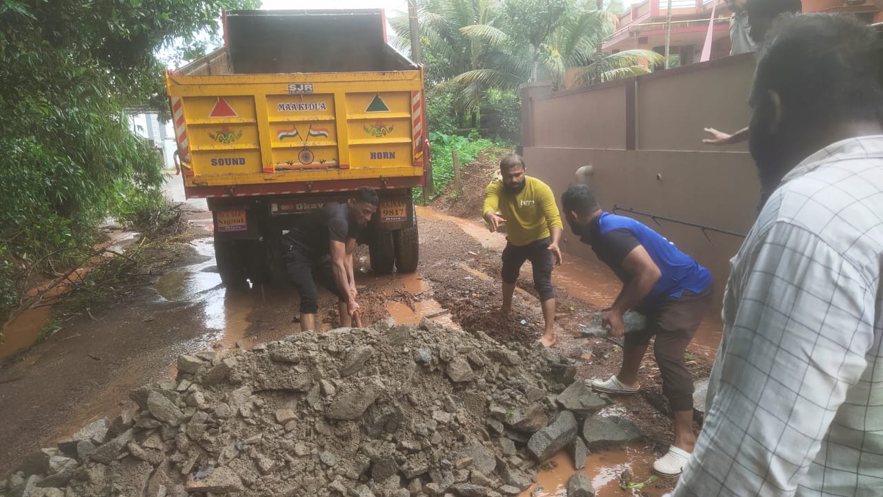 ಕೆಟ್ಟು ಹೋದ ಹೊಸಕಾಡು- ಪದ್ಮನೂರು ಸಂಪರ್ಕಿಸುವ ರಸ್ತೆ