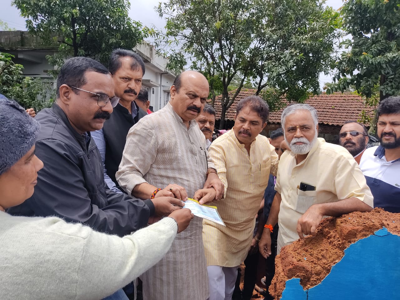 ಮಡಿಕೇರಿ | ಮುಖ್ಯಮಂತ್ರಿಯಿಂದ ಮಳೆಹಾನಿ ವೀಕ್ಷಣೆ, ಪರಿಹಾರ ವಿತರಣೆ