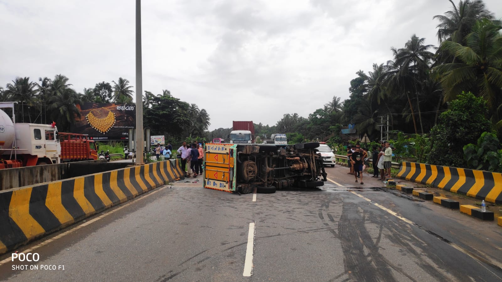 ಕಾಪು | ಪಾಂಗಾಳ ಸೇತುವೆಯಲ್ಲಿ ಮಗುಚಿಬಿದ್ದ ಮೀನು ಸಾಗಾಟದ ಟೆಂಪೊ