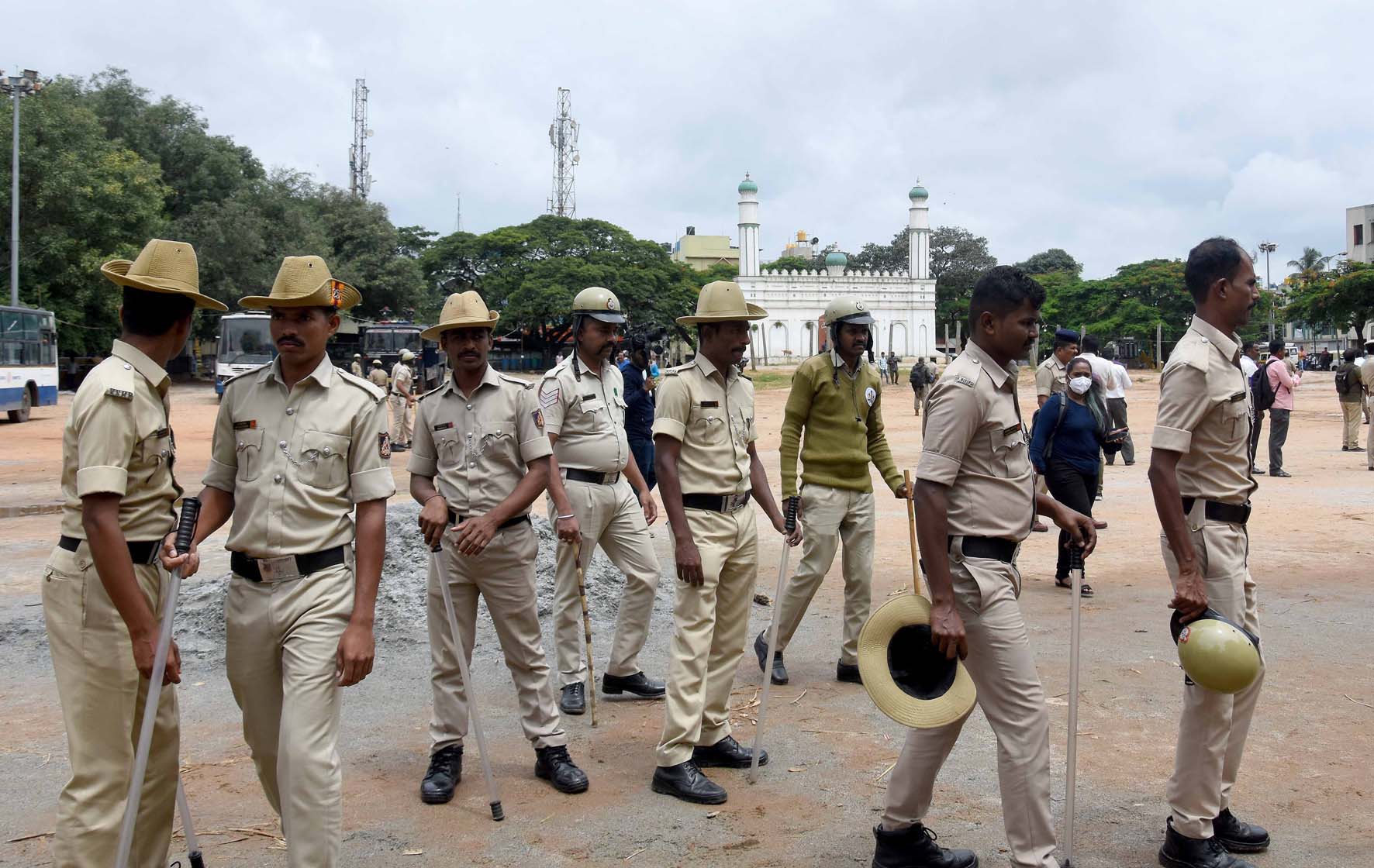 ಚಾಮರಾಜಪೇಟೆ ಬಂದ್‍ಗೆ ಸಿಗದ ಬೆಂಬಲ: ಎಂದಿನಂತೆ ಜನರ ಓಡಾಟ, ವ್ಯವಹಾರ
