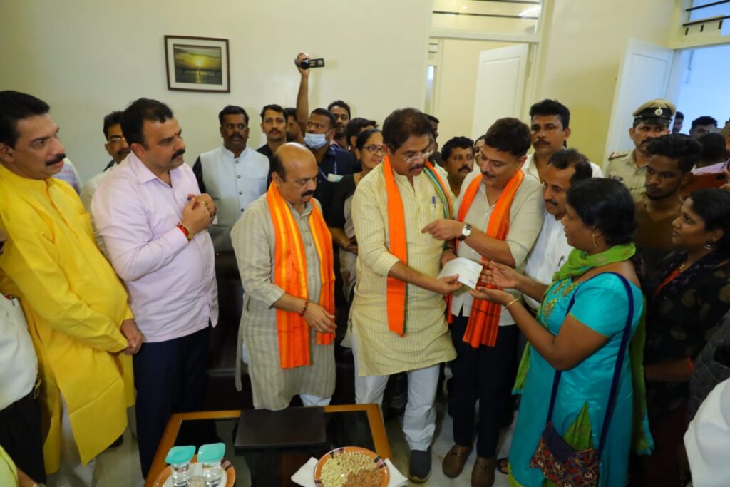 ಪಂಜಿಕಲ್ಲು ದುರಂತ: ಸಂತ್ರಸ್ತ ಕುಟುಂಬಕ್ಕೆ ಪರಿಹಾರ ಧನದ ಚೆಕ್ ವಿತರಣೆ