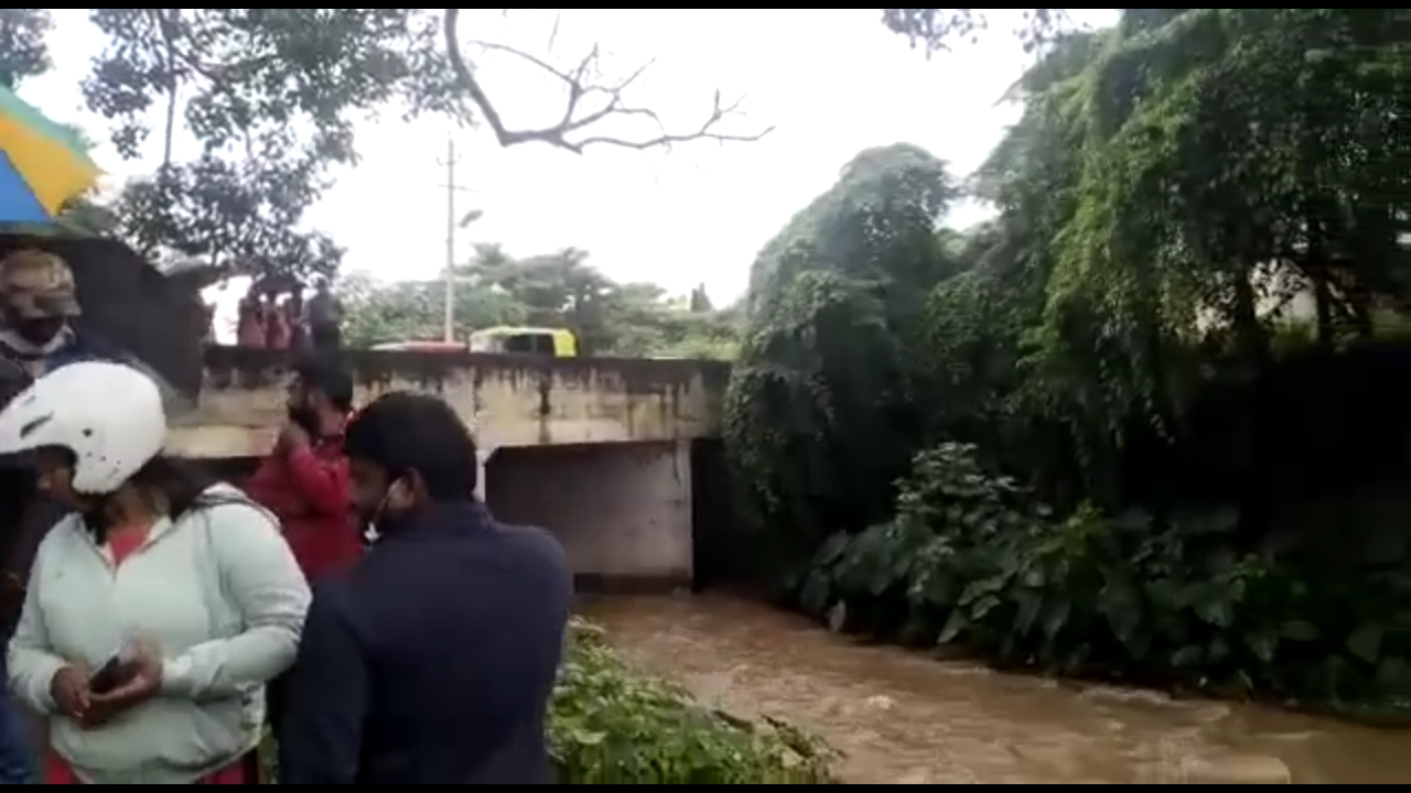 ಚಿಕ್ಕಮಗಳೂರು: ಪತ್ನಿಯನ್ನು ಉಳಿಸಲು ಹೋಗಿ ಕಾಲುವೆಯಲ್ಲಿ ಕೊಚ್ಚಿ ಹೋದ ವ್ಯಕ್ತಿ