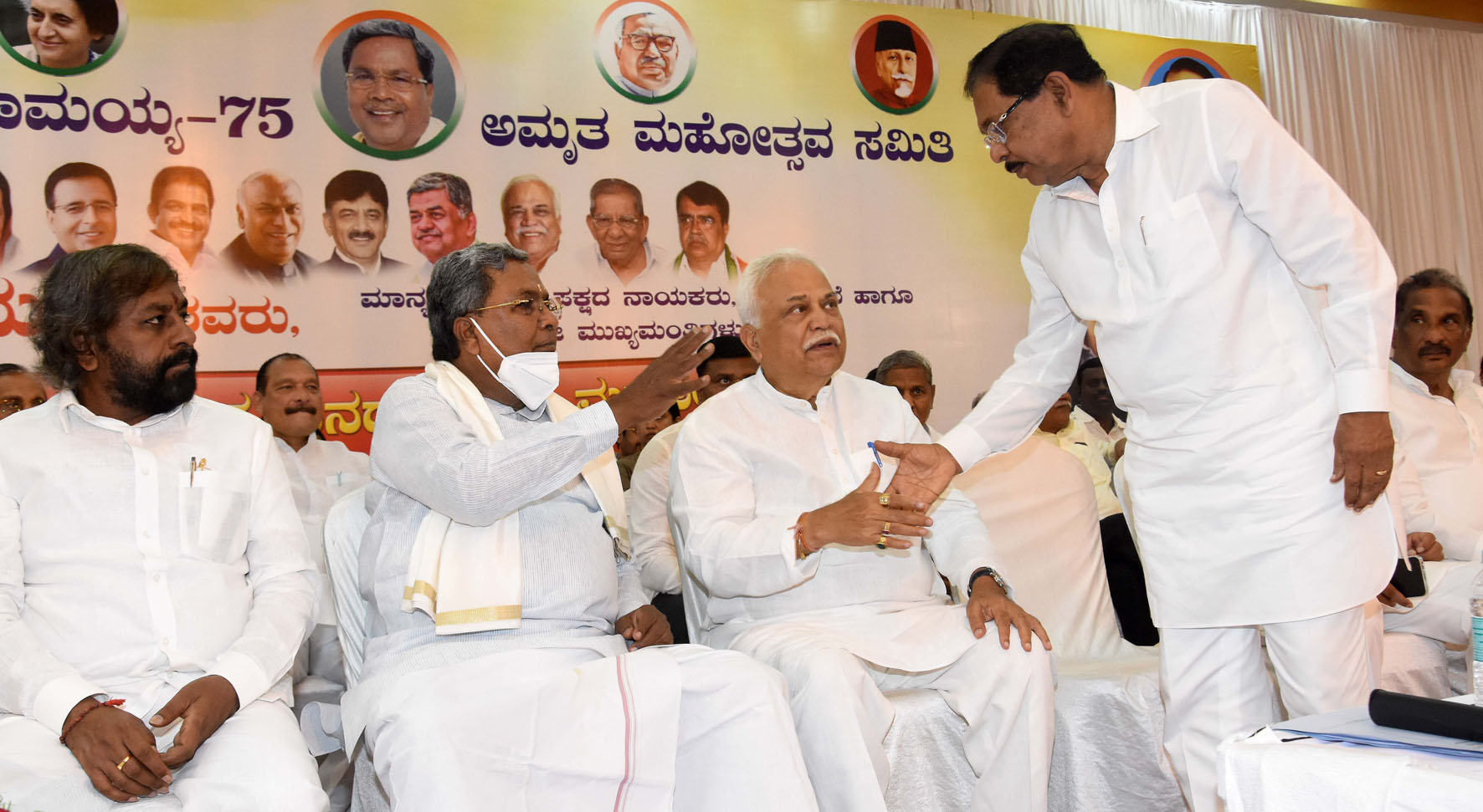 ಸಿದ್ದರಾಮಯ್ಯ ಅಮೃತ ಮಹೋತ್ಸವ ಕಾರ್ಯಕ್ರಮ; ಪೂರ್ವಭಾವಿ ಸಭೆಗೆ ಡಿಕೆಶಿ, ಹರಿಪ್ರಸಾದ್ ಗೈರು