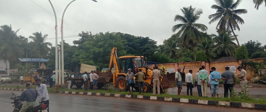 ಸೊರಬ ಪಟ್ಟಣ ಪಂಚಾಯತ್ ನಿಂದ ಬೀದಿಬದಿ ಅಂಗಡಿಗಳ ತೆರವು ಕಾರ್ಯಾಚರಣೆ: ಆತ್ಮಹತ್ಯೆಗೆ ಯತ್ನಿಸಿದ ವ್ಯಾಪಾರಿ